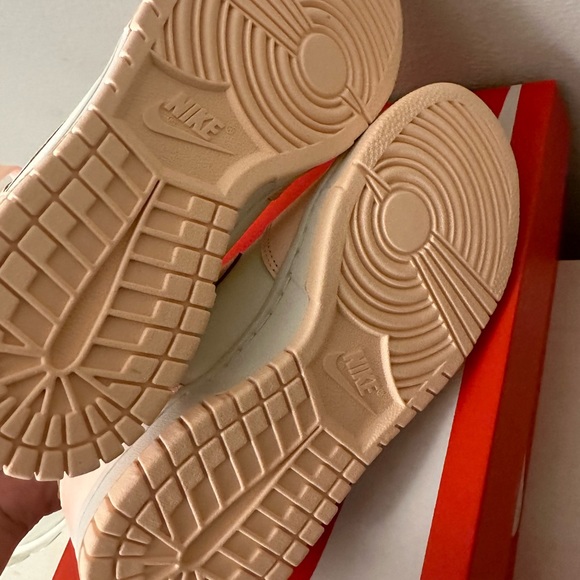 Women’s Dunk High Crimson Tint **NEW** - Picture 4 of 8